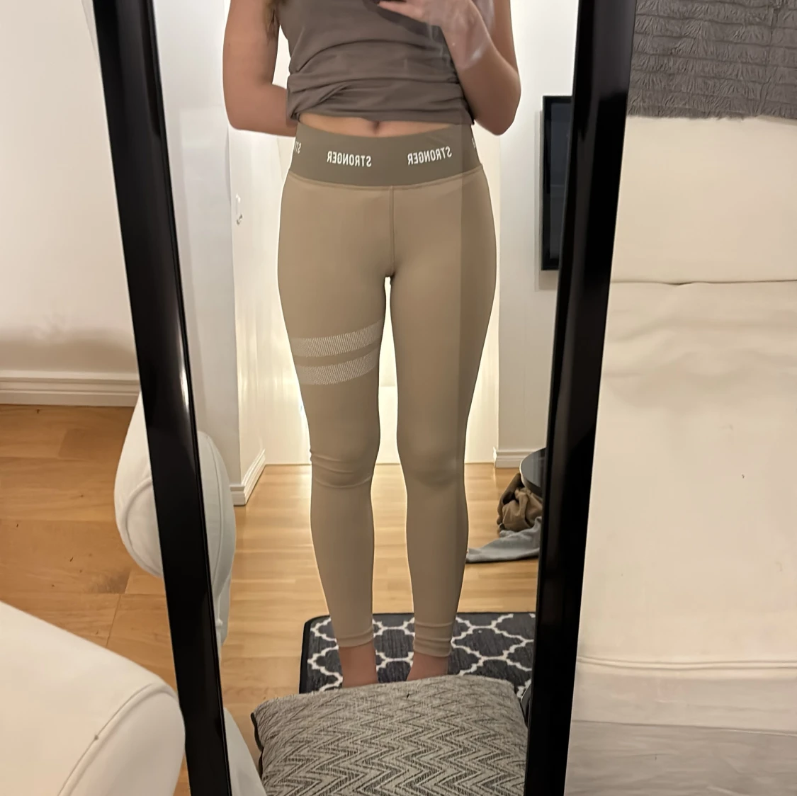 Beiga träningsbyxor från Stronger