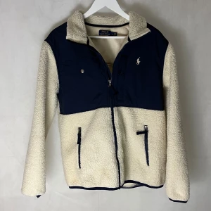 Ralph Lauren Flis - Riktigt soft raffe flis. Storlek M. Modellen är 185. Riktigt fint skick utöver att en sömn har lostnat vid ärmalutet. Inget som riktigt märks. 