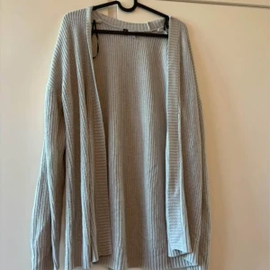 Beige ribbad kofta med lång ärm - Fint sick 