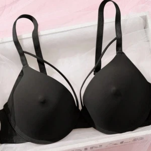 Nipple push up bra ultimate black  - Superfin bh  “nipple bra” ger samma effekt till ett mycket bättre pris! Supersoft material och sitter perfekt på kroppen.