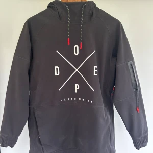 Skidkläder från DOPE jacka + byxor - Säljer nu mina skidkläder från DOPE då dom inte används längre. Kläderna är använda men fortfarande i mycket bra skick,   Storlek på kläderna:   Jackan: S (dock lite stor i storleken) BYXORNA: XS ( också lite stor i storleken)  Nypris för kläderna:    Jackan: 1799kr  Byxorna: 1999kr  Priset är 2000kr för både byxorna och jackan