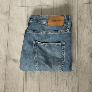 Jack and Jones Jeans - Tja, säljer dessa Jack and Jones jeans i modellen Tapered/Mike. Storleken på jeansen ligger på 31/32. Bra skick med små tecken på användning!