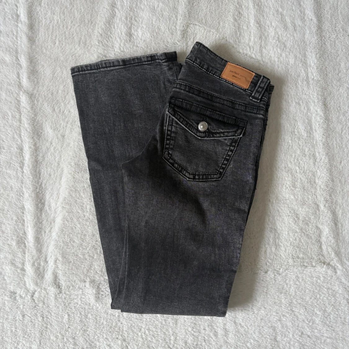 Svarta low waist bootcut jeans från Gina I 36 - 1