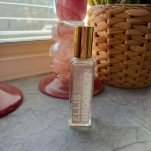 Ellis Brooklyn Blond Musk parfymolja - Smidig parfymolja med modern känsla från Ellis Brooklyn. Perfekt att ta med i väskan och applicera när du vill fräscha upp dig. Snygg design och enkel att använda för en personlig touch. Ny 