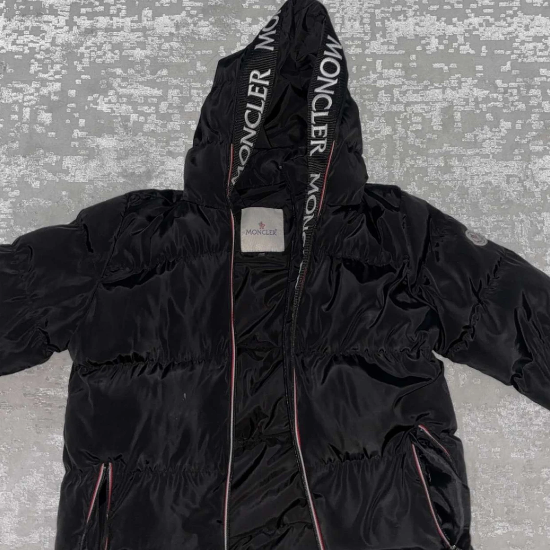 Svart Moncler pufferjacka med huva - 1