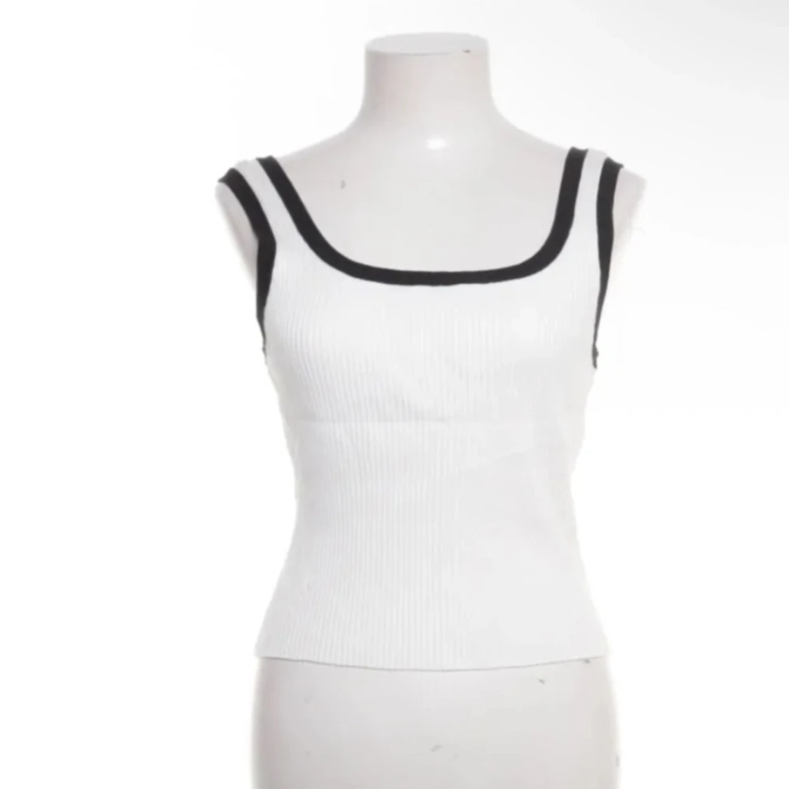 Vit ribbad linnetopp med svarta kanter