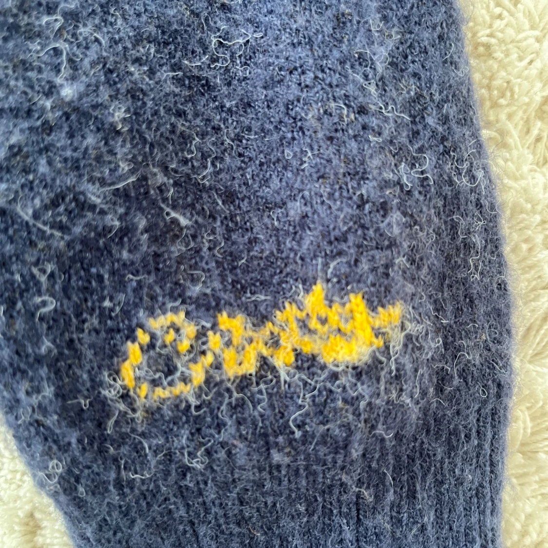 Mörkblå stickad tröja med gul stjärna från Corteiz - 2