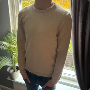 Beige Sweatshirt från MNG - Skön Beige Sweatshirt från Mng. Tröjan är i storlek 164 och är i ett bekvämt stickad material. Tröjan är i fint skick och perfekt för en Chill men stilig Look!💯