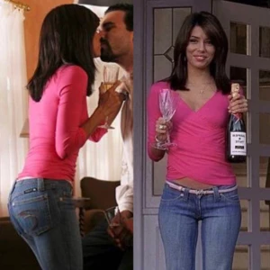  lågmidjade bootcut jeans - Säljer ett par superlågmidjade jeans 💓 Samma modell som Gabrielle bar i Desperate Housewives! Lite slitna längst ner men i bra skick utöver det. Midjemått: 38 cm men de sitter väldigt långt ner på höfterna | Innerbenslängd: 82 cm