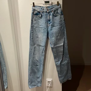 Ljusblå raka jeans | Gina Tricot - Säljer ett par ljusblå raka jeans från Gina Tricot. Klassisk femficksmodell med hög midja och raka ben. Jeansen har snygg tvättad look och är tillverkade i bomullsdenim. Storlek 34 💙