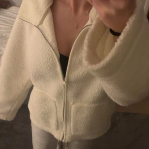 Vit teddyjacka från 157, storlek M - Säljer en vit/creme vit teddyjacka fårn lager 157 i storlek M. Men passar på mig med S. Säljer den då jag inte använder den längre. Pris kan disskuteras! Perfekt nu till hösten🍁💓.