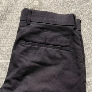 Office!💋 - Classy och tidlösa mörkgrå kostymbyxor med pressveck. Nästan helt oanvända och inga defekter alls vad jag kan märka! Känn dig som att du är med i The Devil Wears Prada💋