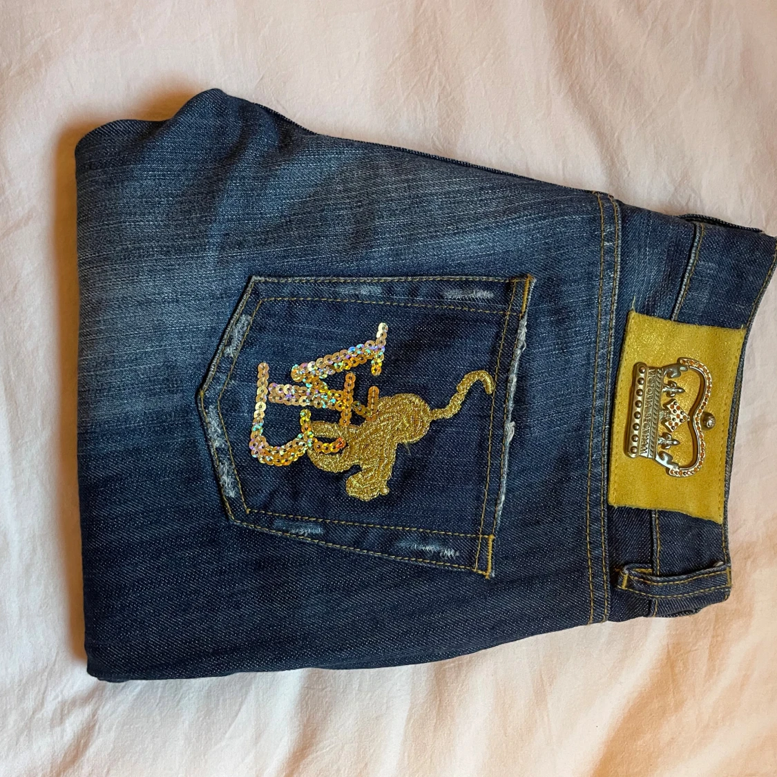 Tuffa Victoria Beckham  jeans med paljettdetaljer - 2