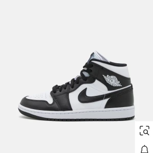 Air jordan 1 mid - Säljer mina air jordan 1 mid pandas från zalando, fick som present för 2 år sedan och har haft på mig flera gånger och de har fått sån liten grease, som sagt köptes från zalando för 1745kr och fråga för bild om du är intresserad 🩷