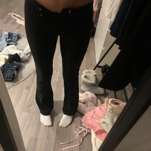 Svarta lågmidjade kostymbyxor - Jättesnygga och sköna kostymbyxor!