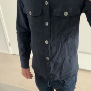 Mörkblå overshirt i linne från Oscar Jacobson - Säljer den för den börjar bli för liten så kan inte använda den längre storlek S priser är inte hugget i sten 