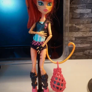 Monster High docka Toralei stripe - Säljer en vintage monster high docka i bra skick. Nästan helt oanvänd. Alla tillbehör på fotot är vad man får med som är ett ställ till dockan och basket hållare med en basketboll. Om du har fler frågor så skriv. 