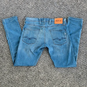 Replay jeans - Snygga Replay jeans i storlek 32/34. Skriv om du undrar något! 🤩