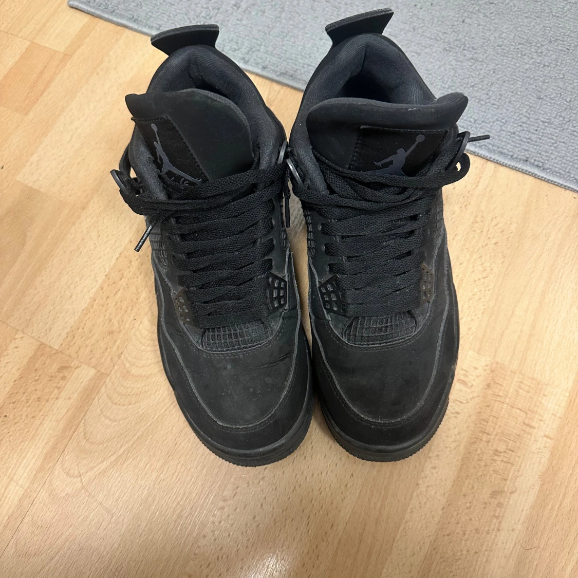 Svarta Nike Jordan 4 sneakers