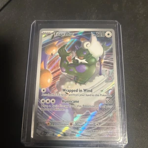 Tornadus - Cool och glittrig Pokémonkort med Tornadus! Perfekt för samlare och fans som vill boosta sin lek med en kraftfull och unik karaktär. Kortet är i skyddande plastfodral och har snyggt holografiskt motiv. Ett måste för dig som älskar Pokémon!