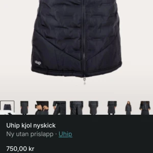 Svart långkjol från Uhip med dragkedja - Svart quiltad långkjol från Uhip med hel dragkedja framtill. Kjolen är fodrad och har en stilren, sportig look som passar perfekt för kalla dagar. Materialet är syntet och designen är praktisk med värmande egenskaper och snygga detaljer.