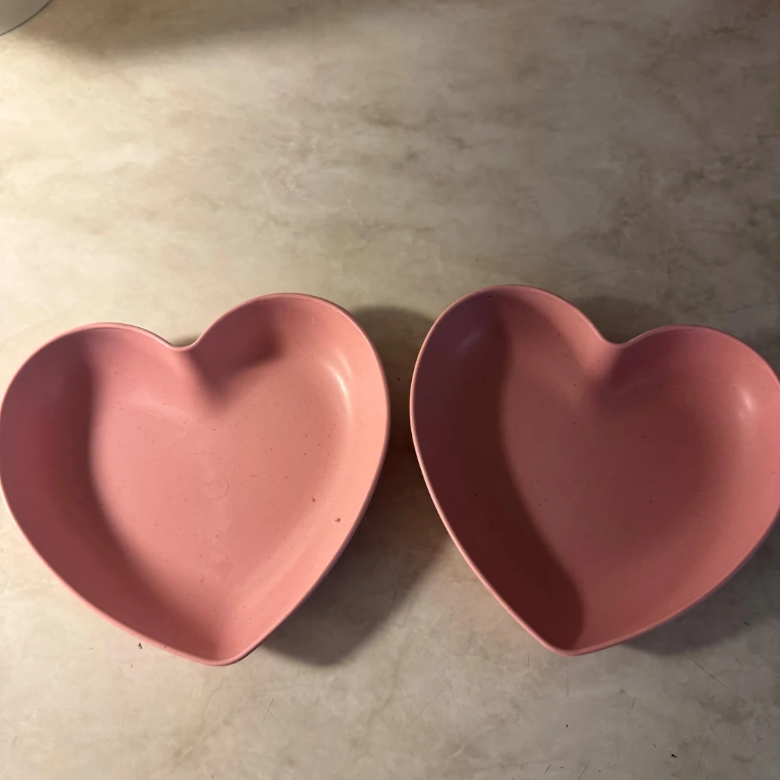 Rosa hjärtformade serveringsskålar och fonduegafflar - 1