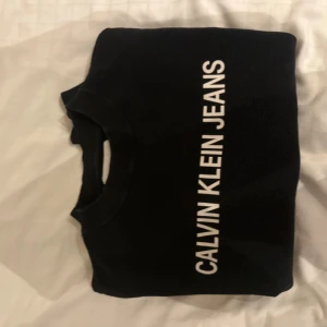 Svart Calvin Klein Jeans hoodie - Svart sweatshirt från Calvin Klein Jeans. Pris kan diskuteras så priser är inte hugget i sten.