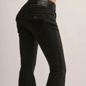 Svarta bootcut jeans True Religion - Säljer ett par svarta jeans från True Religion med bootcut passform. Byxorna har klassiska fickor med knapp bak, samt tydlig logopatch i midjan. De är uppsydda någon cm längst ner och passar perfekt i längden på mig som är 1,63cm. Dessvärre försmå i midjan och därför knappt använda! 