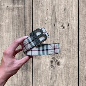 Burberry bälte - Burberry bälte två sidigt. Du väljer själv vilken sida, det är enkelt att byta. Längd 105cm. Lite använt men gott skick!