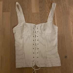 Söker denna topp - Söker denna topp j storlek XS eller S behöver väldigt snart så nån som kan posta fort