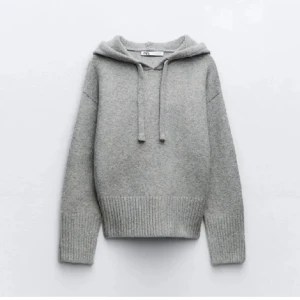 Zara stickad hoodie - zara stickad hoodie grå, säljer för den inte används. Använd få gånger 
