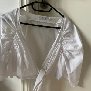 Vit omlott blus från NA-KD - Säljer en jätte snygg omlott topp från NA-KD den är tyvärr lite för stor för mig så blir att sälja vidare den 