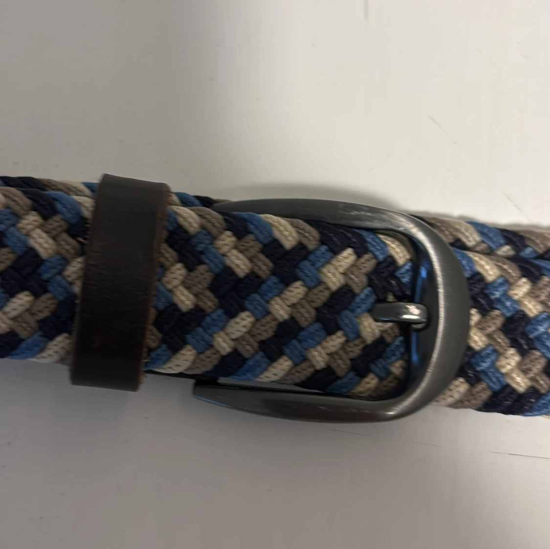 Randigt flätat bälte i blått och beige. Pris kan diskuteras - 1