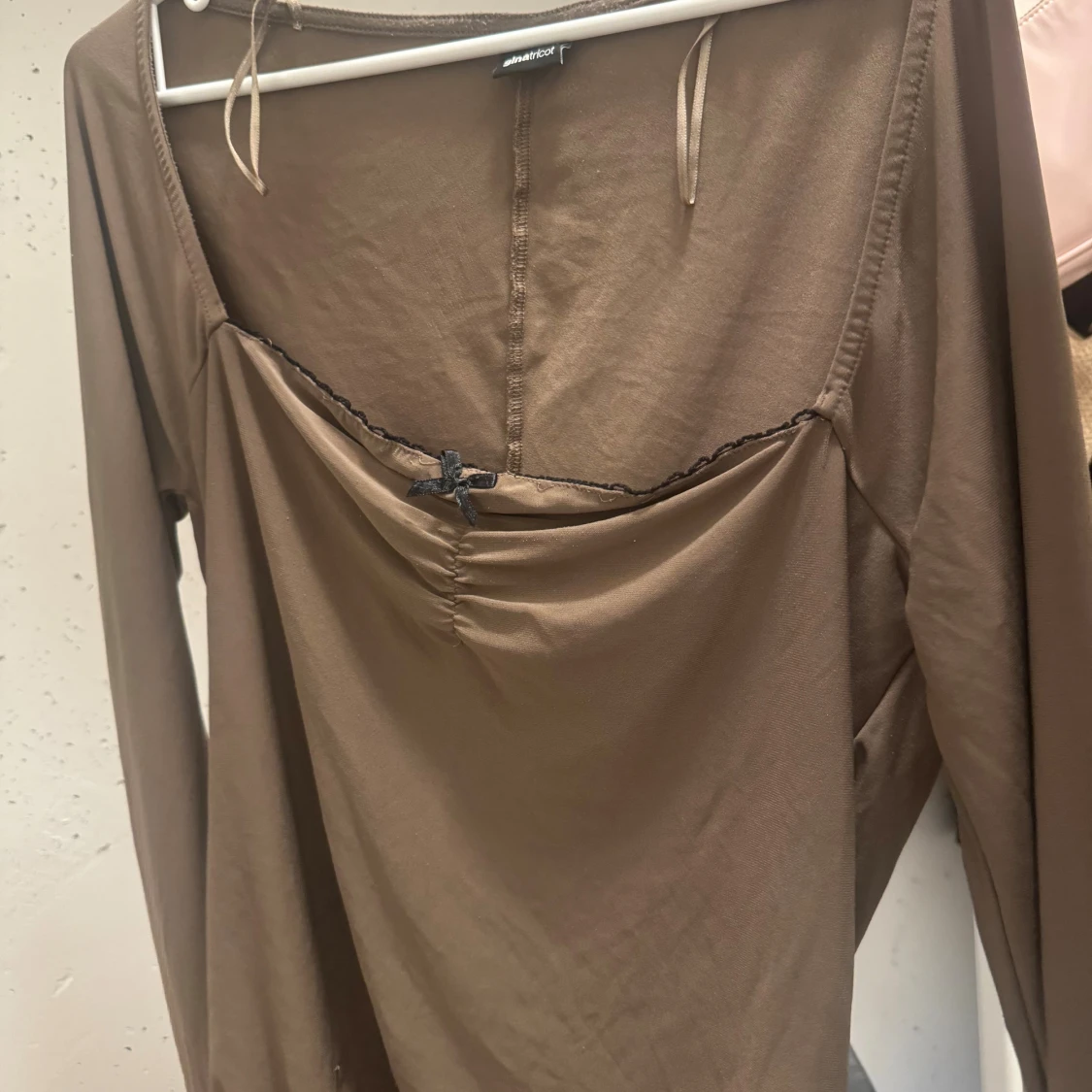 Brun långärmad topp med rosett