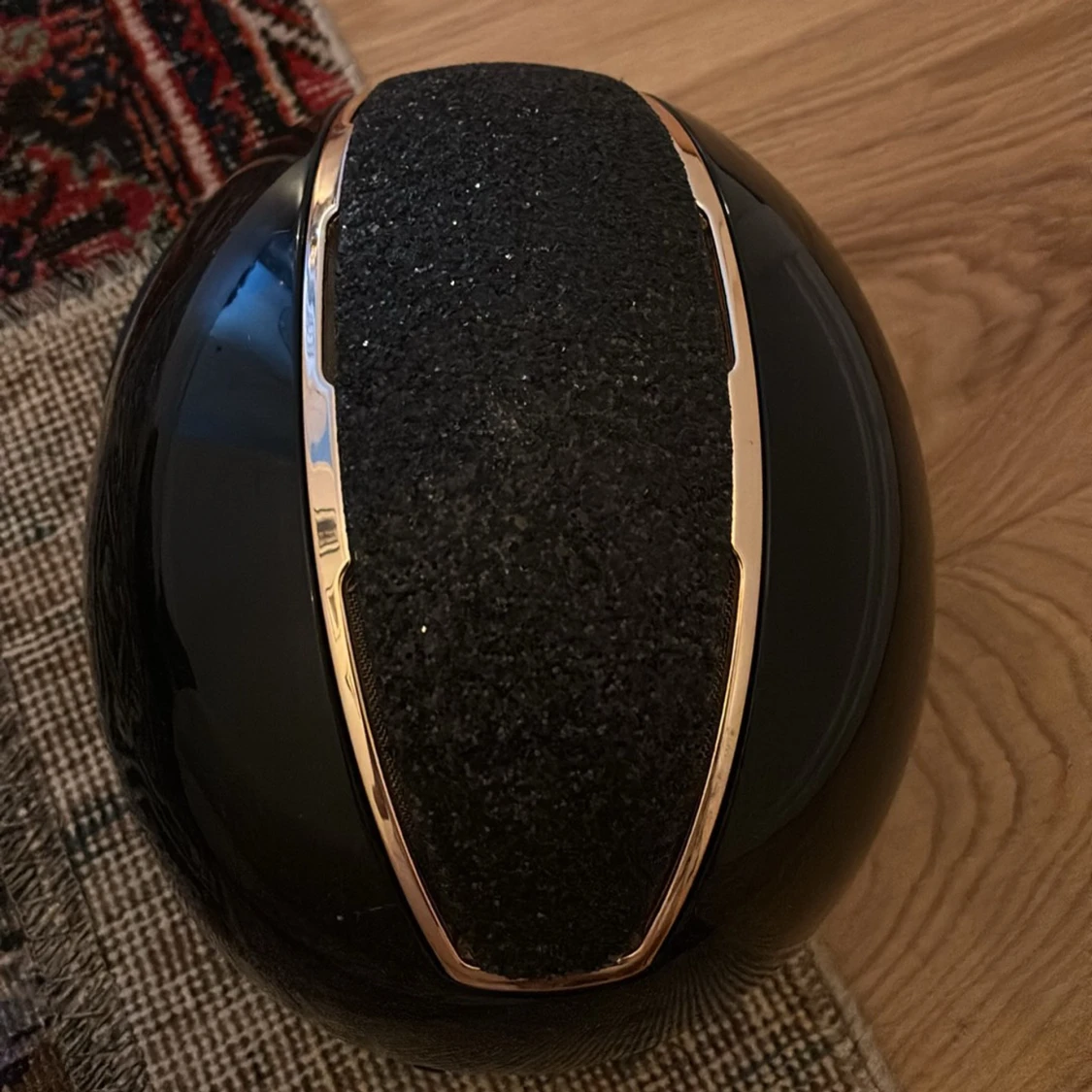 Svart glittrig ridhjälm från HS - 1