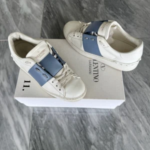 Valentino skor - Valentino Open - Skick: Jättefint skick  - Storlek 36 - Tillbehör: Valentino kort - Nypris: 6000kr - TrendWardrobe