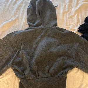 Zip up hoodie - Grå  Zip up hoodie från Zara som är oanvänd 