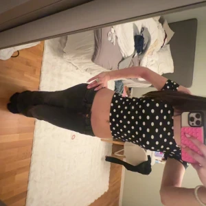 Svarta lågmidjade jeans från Weekday - Säljer ett par svarta jeans från Weekday med låg midja och klassisk femficksdesign. Jeansen har en bootcut passform och är tillverkade i ett stretchigt bomullsmaterial för en bekväm känsla. Perfekta till din vardagsstil.