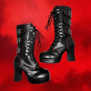 Demonia GOTHIKA-101 - Spicy vintage lace-up boots från Demonia! ⛓️🥵Storlek 39 (innermått ~24cm) 📏I bra använt skick med lätt naturligt slitage på utsidan ✨De har även stretchig resår upptill för optimal passform.100% goth-faktor och svåra att få tag på!! Köp nu 💌