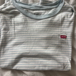 Randig t-shirt från Levi's - Levi’s t-shirt