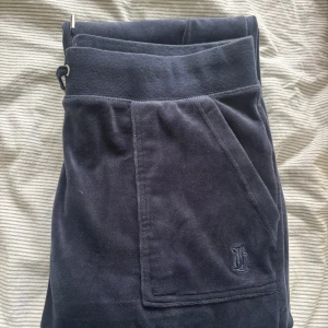 Mörkblåa Juicy byxor - Mörkblåa Juicy Culture byxor, använda fåtal gånger, köpta för 1099kr