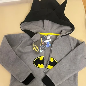 Batman outfit  mys kläder 98/104 2-4y - Storek 98/104 2-4y oanvänd Batman outfit mys kläder med luva 