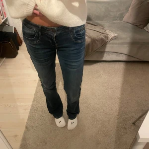 LTB valerie jeans - Snygga blå jeans från LTB med bootcut passform och klassisk femficksdesign. Jeansen har en mörk tvätt. Midjan är normal och materialet är mjukt denim för skön känsla. Perfekt för dig som gillar en tidlös look. Skriv för fler bilder eller mått💕
