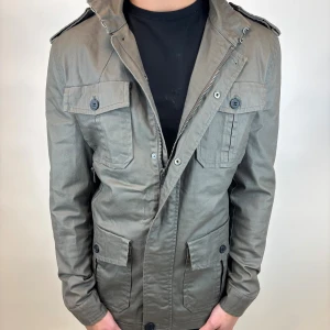 Field jacka - Hej, säljer nu denna väldigt snygga och eftertraktade Field jackan som är perfekt nu till hösten/ vintern! Storlek L fits M  Bra skick  Fraktas spårbart vis Instabox, PostNord eller bring!  Vid minsta lilla fundering så är det bara att höra av sig! 