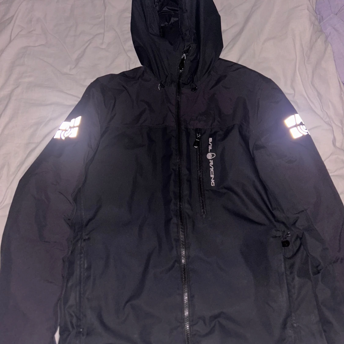 Svart Sail Racing pufferjacka med huva