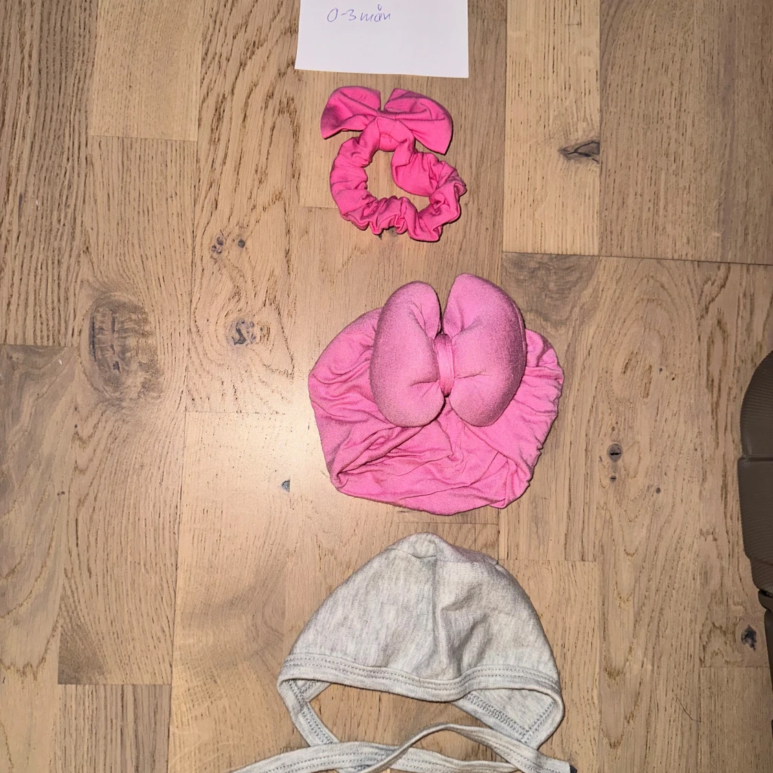 2 baby-mössor, rosa rosett & grå knyt Set med babyaccessoarer