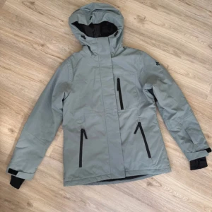 Skidjacka - Snygg ljusgrå/mint grön från cross sportwear. STORLEK XS MEN SITTER SOM S! Jackan har tre dragkedjeförsedda fickor framtill, justerbara ärmslut och diskret logga på ärmen.  Pruta och ge prisförslag! Axepterar nästan allt!