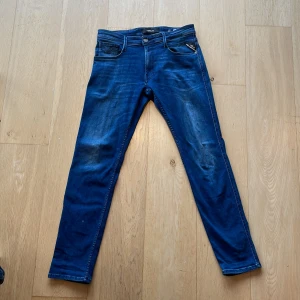 Blå Replay jeans, storlek 31/32 - Snygga blå jeans från Replay. Modellen har raka ben och normal passform. Om du har frågor tveka inte på att skriva.