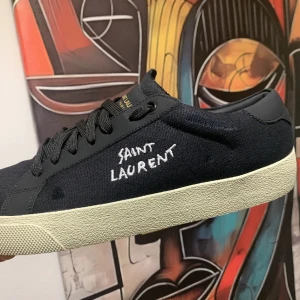 Saint Laurent skor CS - Säljer nu mina skor som jag använt ett par gånger men som fortfarande är i bra skick. Skulle säga att dom är lite mer slitna än vad dom ser ut på bild. Men fortfarande sköna och lätta. Pris ej hugget i sten. Certifikat ingår och allt på bilderna ingår. 