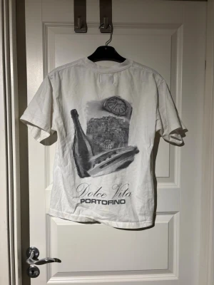 Vit t-shirt Yacht Club Notre Succès - Säljer nu min klassisk vit t-shirt från Yacht Club Notre succès med tryck på bröstet.  Nypris 349kr     Hör av er om ni har några funderingar!